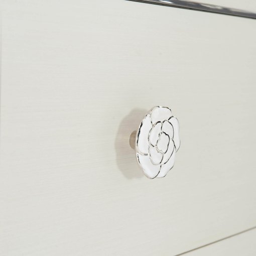 Silhouette knob angled view