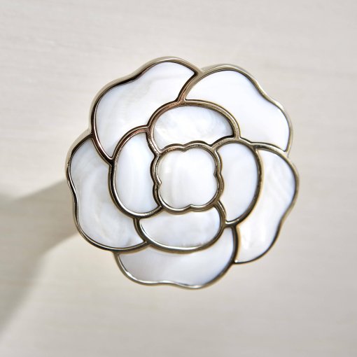 Silhouette knob closeup