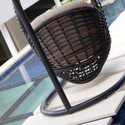 Heri swing stand closeup.