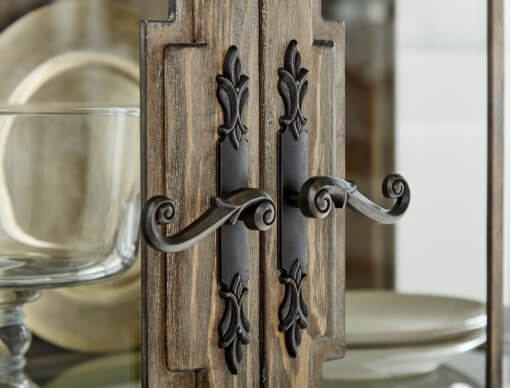 Architrave Display cabinet detail of pulls